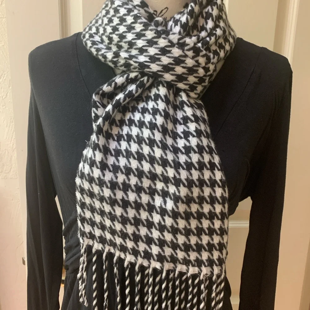 Classic Cashmere Black and White Houndstooth Scarf